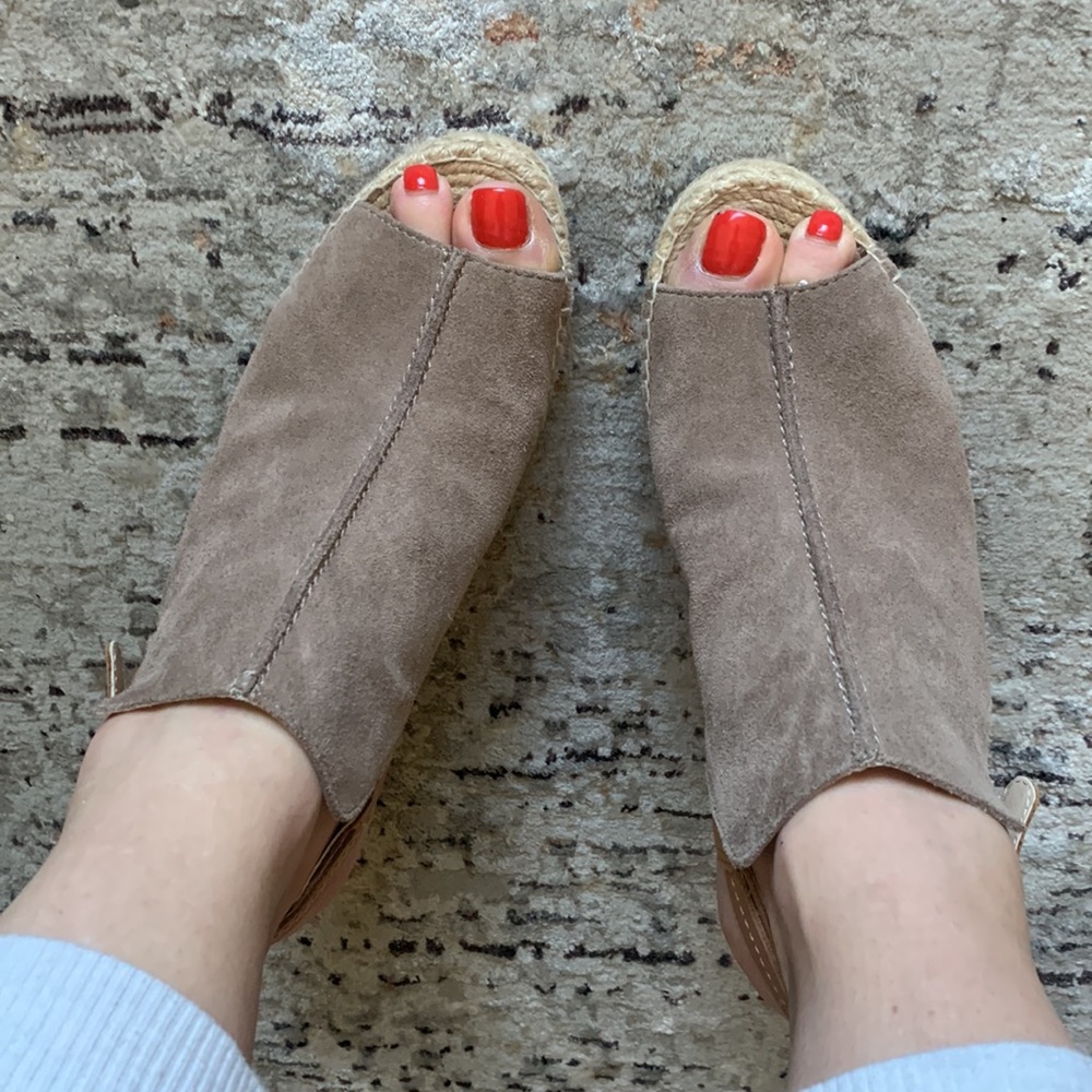 Seychelles Charismatic Taupe Suede Espadrilles size 9. Excellent Condition.